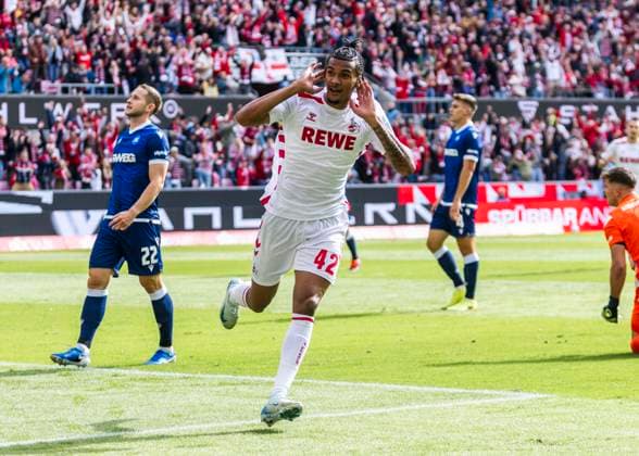 Köln, RheinEnergieStadion, 29.09.2024: Damion Downs (Köln) schiesst das 2:0 Tor und jubelt beim Spiel der 2.Bundesliga 1.FC Köln vs. Karlsruher SC.