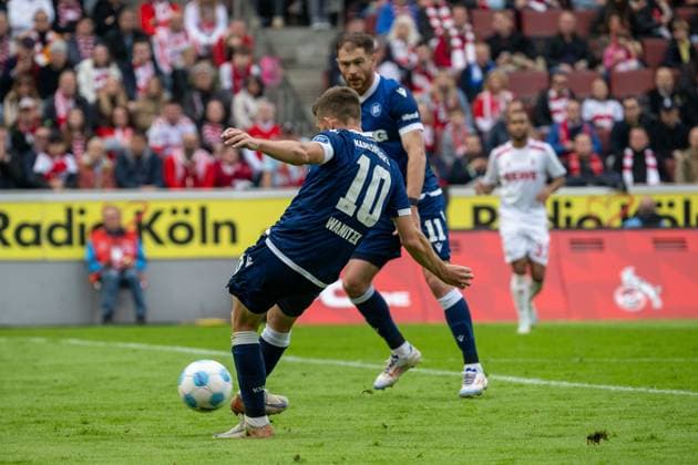 29.09.2024, Fussball: 2. Bundesliga, Saison 2024 2025, 07. Spieltag, 1. FC Koeln vs. Karlsruher SC im RheinEnergieStadion in Köln. Marvin Wanitzek (Karlsruher SC, 10) erzielt das Tor zum 2:3. Dabei Budu Zivzivadze (Karlsruher SC, 11). Wichtiger Hinweis: Gemaess den Vorgaben der DFL Deutsche Fussball Liga bzw. des DFB Deutscher Fussball-Bund ist es untersagt, in dem Stadion und oder vom Spiel angefertigte Fotoaufnahmen in Form von Sequenzbildern und oder videoaehnlichen Fotostrecken zu verwerten bzw. verwerten zu lassen. Foto: Kirchner-Media TH