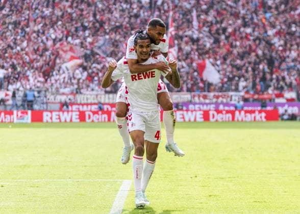 Köln, RheinEnergieStadion, 29.09.2024: Damion Downs (Köln) schiesst das 3:0 Tor und jubelt mit Linton Maina (Köln) beim Spiel der 2.Bundesliga 1.FC Köln vs. Karlsruher SC.