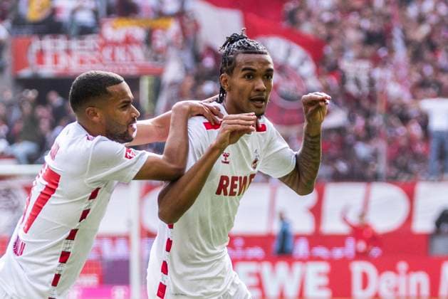Köln, RheinEnergieStadion, 29.09.2024: Damion Downs (Köln) schiesst das 3:0 Tor und jubelt mit Linton Maina (Köln) beim Spiel der 2.Bundesliga 1.FC Köln vs. Karlsruher SC.