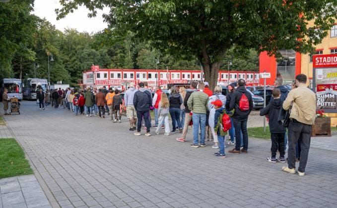 Fussball, Frauen, Saison 2024 2025, 2. Frauen-Bundesliga (5. Spieltag), 1. FC Union Berlin - FC Bayern München II, Fans von Union bilden wenige Minuten vor Beginn eine lange Schlange am Einlass, 29.09. 2024, Copyright: xMatthiasxKochx