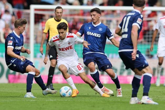 GER, 2.FBL. 1. FC Koeln vs. Karlsruher SC 29.09.2024, Rheinenergie Stadion, Koeln, GER, 2.FBL. 1. FC Koeln vs. Karlsruher SC , im Bild: Denis Huseinbasic (FC Koeln 8), im Zweikampf gegen Nicolai Rapp (Karlsruhe 17),