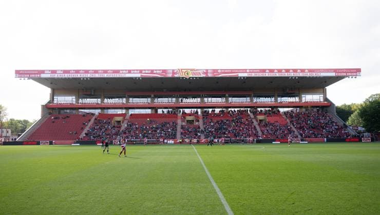Fussball, Frauen, Saison 2024 2025, 2. Frauen-Bundesliga (5. Spieltag), 1. FC Union Berlin - FC Bayern München II, Fans auf der Haupttribüne, 29.09. 2024, Copyright: xMatthiasxKochx