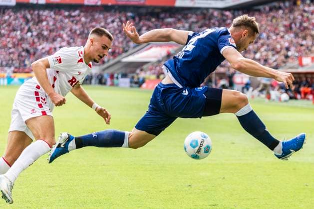 Köln, RheinEnergieStadion, 29.09.2024: Tim Lemperle (Köln) (L) gegen Christoph Kobald (Karlsruhe) beim Spiel der 2.Bundesliga 1.FC Köln vs. Karlsruher SC.