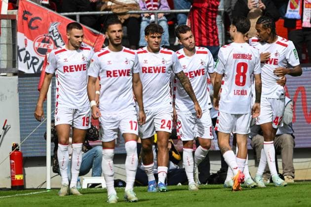 Tim Lemperle (Koeln 19) jubelt nach dem Tor zum 4:2 mit der Mannschaft 29.09.2024 Fussball 1. FC Koeln vs Karlsruher SC, Rheinenergiestadion, Koeln, DFB DFL REGULATIONS PROHIBIT ANY USE OF PHOTOGRAPHS AS IMAGE SEQUENCES AND OR QUASI-VIDEO NRW Germany