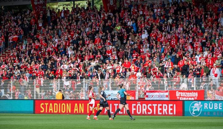 Fussball, Frauen, Saison 2024 2025, 2. Frauen-Bundesliga (5. Spieltag), 1. FC Union Berlin - FC Bayern München II, Fans von Union auf der Gegengerade, 29.09. 2024, Copyright: xMatthiasxKochx