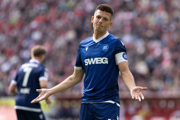 2. Fußball Bundesliga: 1.FC Köln - Karlsruher SC; 29.09.2024 Marvin Wanitzek (Karlsruher SC, 10) im Gespräch mit dem Schiedsrichter, emotional. 2. Fußball Bundesliga: 1.FC Köln - Karlsruher SC; Rhein-Energie-Stadion, Köln; 29.09.2024 DFL REGULATIONS PROHIBIT ANY USE OF PHOTOGRAPHS AS IMAGE SEQUENCES AND OR QUASI-VIDEO.