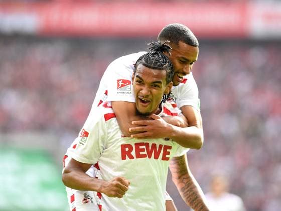 Damion Downs (1. FC Koeln) und Linton Maina (1. FC Koeln) Torjubel, jubelt mit seiner Mannschaft nach dem Treffer zum 3:0 waehrend des Spiels der 2. Bundesliga zwischen 1. FC Köln und Karlsruher SC im RheinEnergieStadion am 29. September 2024 in Köln, Deutschland. (Foto von Ralf Treese DeFodi Images) +++ Damion Downs (1. FC Koeln) und Linton Maina (1. FC Koeln) celebrates after scoring his team™s third goal with teammates during the 2. Bundesliga match between 1. FC Köln and Karlsruher SC at RheinEnergieStadion on September 29, 2024 in Cologne, Germany. (Photo by Ralf Treese DeFodi Images) DFB DFL REGULATIONS PROHIBIT ANY USE OF PHOTOGRAPHS AS IMAGE SEQUENCES AND OR QUASI-VIDEO. Defodi-521_KOEKSC20240929_040