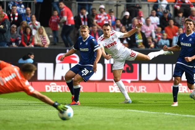 Torwart Max Weiss (Karlsruher SC), Lasse Guenther (Karlsruher SC) und Tim Lemperle (1. FC Koeln) im Zweikampf waehrend des Spiels der 2. Bundesliga zwischen 1. FC Köln und Karlsruher SC im RheinEnergieStadion am 29. September 2024 in Köln, Deutschland. (Foto von Ralf Treese DeFodi Images) +++ Torwart Max Weiss (Karlsruher SC), Lasse Guenther (Karlsruher SC) und Tim Lemperle (1. FC Koeln) battle for the ball during the 2. Bundesliga match between 1. FC Köln and Karlsruher SC at RheinEnergieStadion on September 29, 2024 in Cologne, Germany. (Photo by Ralf Treese DeFodi Images) DFB DFL REGULATIONS PROHIBIT ANY USE OF PHOTOGRAPHS AS IMAGE SEQUENCES AND OR QUASI-VIDEO. Defodi-521_KOEKSC20240929_041