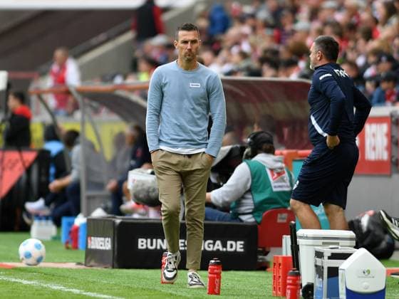 Trainer Christian Eichner (Karlsruher SC) schaut waehrend des Spiels der 2. Bundesliga zwischen 1. FC Köln und Karlsruher SC im RheinEnergieStadion am 29. September 2024 in Köln, Deutschland. (Foto von Ralf Treese DeFodi Images) +++ Trainer Christian Eichner (Karlsruher SC) looks on during the 2. Bundesliga match between 1. FC Köln and Karlsruher SC at RheinEnergieStadion on September 29, 2024 in Cologne, Germany. (Photo by Ralf Treese DeFodi Images) DFB DFL REGULATIONS PROHIBIT ANY USE OF PHOTOGRAPHS AS IMAGE SEQUENCES AND OR QUASI-VIDEO. Defodi-521_KOEKSC20240929_043