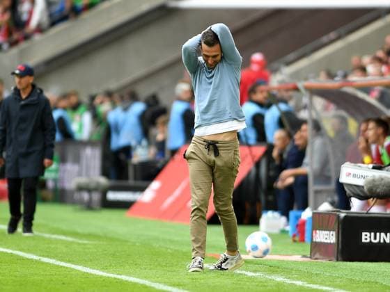 Trainer Christian Eichner (Karlsruher SC) gestikuliert, gestik waehrend des Spiels der 2. Bundesliga zwischen 1. FC Köln und Karlsruher SC im RheinEnergieStadion am 29. September 2024 in Köln, Deutschland. (Foto von Ralf Treese DeFodi Images) +++ Trainer Christian Eichner (Karlsruher SC) gestures during the 2. Bundesliga match between 1. FC Köln and Karlsruher SC at RheinEnergieStadion on September 29, 2024 in Cologne, Germany. (Photo by Ralf Treese DeFodi Images) DFB DFL REGULATIONS PROHIBIT ANY USE OF PHOTOGRAPHS AS IMAGE SEQUENCES AND OR QUASI-VIDEO. Defodi-521_KOEKSC20240929_047