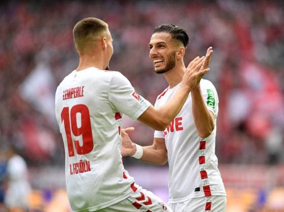 Tim Lemperle (1. FC Koeln) und Leart Paqarada Pacarada (1. FC Koeln) Torjubel, jubelt mit seiner Mannschaft nach dem Treffer zum 4:2 waehrend des Spiels der 2. Bundesliga zwischen 1. FC Köln und Karlsruher SC im RheinEnergieStadion am 29. September 2024 in Köln, Deutschland. (Foto von Ralf Treese DeFodi Images) +++ Tim Lemperle (1. FC Koeln) und Leart Paqarada Pacarada (1. FC Koeln) celebrates after scoring his team™s fourth goal with teammates during the 2. Bundesliga match between 1. FC Köln and Karlsruher SC at RheinEnergieStadion on September 29, 2024 in Cologne, Germany. (Photo by Ralf Treese DeFodi Images) DFB DFL REGULATIONS PROHIBIT ANY USE OF PHOTOGRAPHS AS IMAGE SEQUENCES AND OR QUASI-VIDEO. Defodi-521_KOEKSC20240929_049