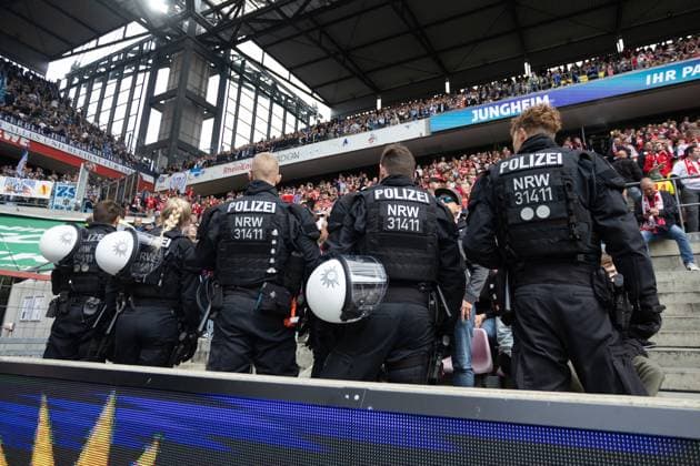 2. Fußball Bundesliga: 1.FC Köln - Karlsruher SC; 29.09.2024 Polizisten stehen im Zuschauerbereich, Fans vonKarlsruher SC 2. Fußball Bundesliga: 1.FC Köln - Karlsruher SC; Rhein-Energie-Stadion, Köln; 29.09.2024 DFL REGULATIONS PROHIBIT ANY USE OF PHOTOGRAPHS AS IMAGE SEQUENCES AND OR QUASI-VIDEO.