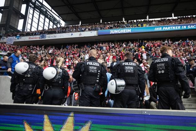 2. Fußball Bundesliga: 1.FC Köln - Karlsruher SC; 29.09.2024 Polizisten stehen im Zuschauerbereich, Fans von 1.FC Köln 2. Fußball Bundesliga: 1.FC Köln - Karlsruher SC; Rhein-Energie-Stadion, Köln; 29.09.2024 DFL REGULATIONS PROHIBIT ANY USE OF PHOTOGRAPHS AS IMAGE SEQUENCES AND OR QUASI-VIDEO.