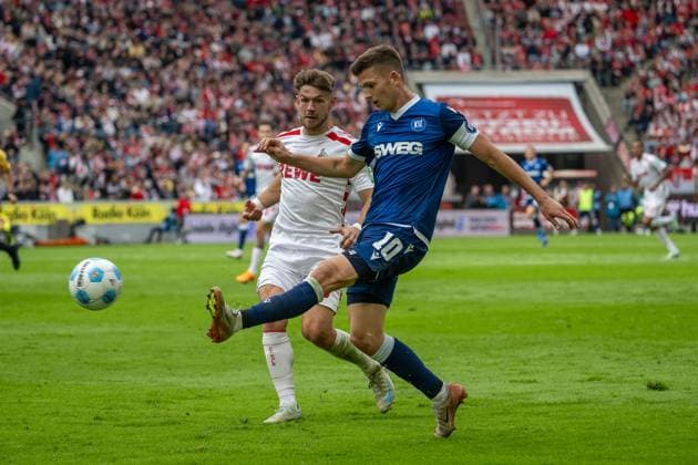 29.09.2024, Fussball: 2. Bundesliga, Saison 2024 2025, 07. Spieltag, 1. FC Koeln vs. Karlsruher SC im RheinEnergieStadion in Köln. Zweikampf zwischen Jan Thielmann (1. FC Koeln, 29) und Marvin Wanitzek (Karlsruher SC, 10). Wichtiger Hinweis: Gemaess den Vorgaben der DFL Deutsche Fussball Liga bzw. des DFB Deutscher Fussball-Bund ist es untersagt, in dem Stadion und oder vom Spiel angefertigte Fotoaufnahmen in Form von Sequenzbildern und oder videoaehnlichen Fotostrecken zu verwerten bzw. verwerten zu lassen. Foto: Kirchner-Media TH