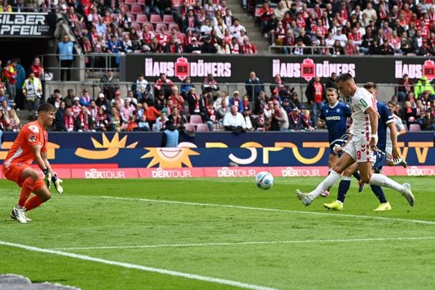 Tim Lemperle (1. FC Koeln) Tor zum 4:2 waehrend des Spiels der 2. Bundesliga zwischen 1. FC Köln und Karlsruher SC im RheinEnergieStadion am 29. September 2024 in Köln, Deutschland. (Foto von Ralf Treese DeFodi Images) +++ Tim Lemperle (1. FC Koeln) scores his team™s fourth goal during the 2. Bundesliga match between 1. FC Köln and Karlsruher SC at RheinEnergieStadion on September 29, 2024 in Cologne, Germany. (Photo by Ralf Treese DeFodi Images) DFB DFL REGULATIONS PROHIBIT ANY USE OF PHOTOGRAPHS AS IMAGE SEQUENCES AND OR QUASI-VIDEO. Defodi-521_KOEKSC20240929_054