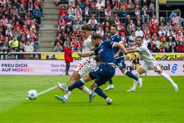 29.09.2024, Fussball: 2. Bundesliga, Saison 2024 2025, 07. Spieltag, 1. FC Koeln vs. Karlsruher SC im RheinEnergieStadion in Köln. Zweikampf zwischen Julian Pauli (1. FC Koeln, 24) und Budu Zivzivadze (Karlsruher SC, 11). Wichtiger Hinweis: Gemaess den Vorgaben der DFL Deutsche Fussball Liga bzw. des DFB Deutscher Fussball-Bund ist es untersagt, in dem Stadion und oder vom Spiel angefertigte Fotoaufnahmen in Form von Sequenzbildern und oder videoaehnlichen Fotostrecken zu verwerten bzw. verwerten zu lassen. Foto: Kirchner-Media TH