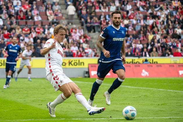 29.09.2024, Fussball: 2. Bundesliga, Saison 2024 2025, 07. Spieltag, 1. FC Koeln vs. Karlsruher SC im RheinEnergieStadion in Köln. Zweikampf zwischen Timo Huebers (1. FC Koeln, 04) und Fabian Schleusener (Karlsruher SC, 24). Wichtiger Hinweis: Gemaess den Vorgaben der DFL Deutsche Fussball Liga bzw. des DFB Deutscher Fussball-Bund ist es untersagt, in dem Stadion und oder vom Spiel angefertigte Fotoaufnahmen in Form von Sequenzbildern und oder videoaehnlichen Fotostrecken zu verwerten bzw. verwerten zu lassen. Foto: Kirchner-Media TH