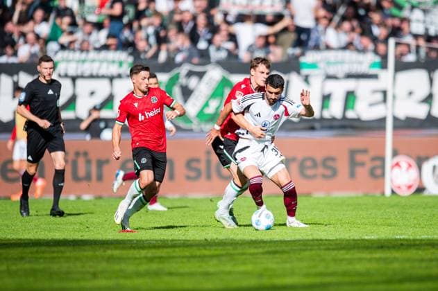 29.09.2024 - Fußball, 2024 2025, 2. Bundesliga, 7. Spieltag, Hannover 96 - 1. FC Nürnberg: (L-R) Enzo Leopold (Hannover), Mahir Emreli (Nürnberg), Max Christiansen (Hannover) DFL REGULATIONS PROHIBIT ANY USE OF PHOTOGRAPHS AS IMAGE SEQUENCES AND OR QUASI-VIDEO.
