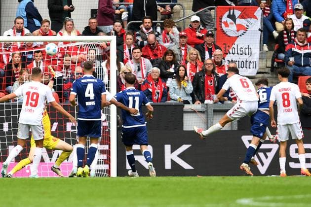 Leon Jensen (Karlsruher SC) Tor zum 4:3 waehrend des Spiels der 2. Bundesliga zwischen 1. FC Köln und Karlsruher SC im RheinEnergieStadion am 29. September 2024 in Köln, Deutschland. (Foto von Ralf Treese DeFodi Images) +++ Leon Jensen (Karlsruher SC) scores his team™s third goal during the 2. Bundesliga match between 1. FC Köln and Karlsruher SC at RheinEnergieStadion on September 29, 2024 in Cologne, Germany. (Photo by Ralf Treese DeFodi Images) DFB DFL REGULATIONS PROHIBIT ANY USE OF PHOTOGRAPHS AS IMAGE SEQUENCES AND OR QUASI-VIDEO. Defodi-521_KOEKSC20240929_056