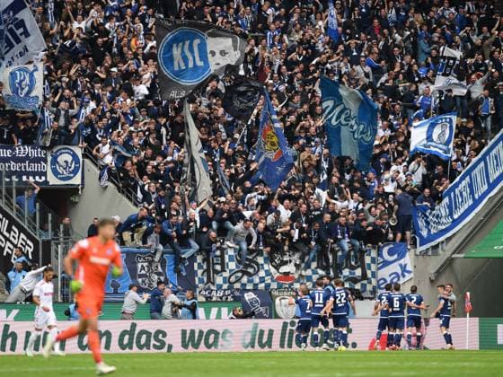 Marvin Wanitzek (Karlsruher SC) Torjubel, jubelt mit seiner Mannschaft nach dem Treffer zum 4:4 waehrend des Spiels der 2. Bundesliga zwischen 1. FC Köln und Karlsruher SC im RheinEnergieStadion am 29. September 2024 in Köln, Deutschland. (Foto von Ralf Treese DeFodi Images) +++ Marvin Wanitzek (Karlsruher SC) celebrates after scoring his team™s fourth goal with teammates during the 2. Bundesliga match between 1. FC Köln and Karlsruher SC at RheinEnergieStadion on September 29, 2024 in Cologne, Germany. (Photo by Ralf Treese DeFodi Images) DFB DFL REGULATIONS PROHIBIT ANY USE OF PHOTOGRAPHS AS IMAGE SEQUENCES AND OR QUASI-VIDEO. Defodi-521_KOEKSC20240929_059