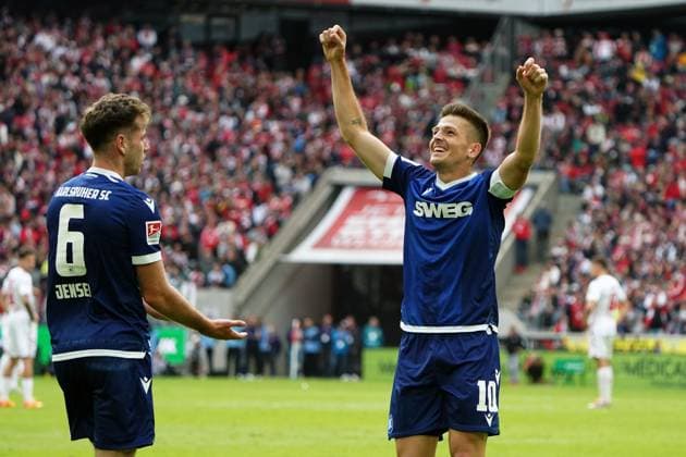 Fussball, 2.BL Saison 2024 2025, 1.FC Köln-Karlsruhe SC , Rheinenergie Köln leon jensen, marvin wanitzek beide , Karlsruhe SC, jubeln, Aktion, Einzelbild