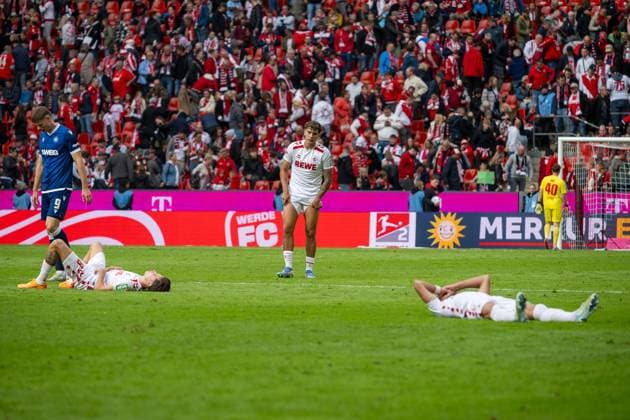29.09.2024, Fussball: 2. Bundesliga, Saison 2024 2025, 07. Spieltag, 1. FC Koeln vs. Karlsruher SC im RheinEnergieStadion in Köln. Enttaeuschte Koelner Spieler liegen lÂ nach Spielende auf dem Rasen. Wichtiger Hinweis: Gemaess den Vorgaben der DFL Deutsche Fussball Liga bzw. des DFB Deutscher Fussball-Bund ist es untersagt, in dem Stadion und oder vom Spiel angefertigte Fotoaufnahmen in Form von Sequenzbildern und oder videoaehnlichen Fotostrecken zu verwerten bzw. verwerten zu lassen. Foto: Kirchner-Media TH