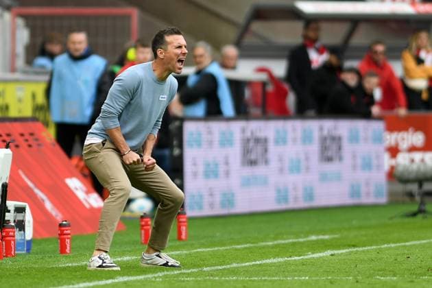 Trainer Christian Eichner (Karlsruher SC) gestikuliert, gestik waehrend des Spiels der 2. Bundesliga zwischen 1. FC Köln und Karlsruher SC im RheinEnergieStadion am 29. September 2024 in Köln, Deutschland. (Foto von Ralf Treese DeFodi Images) +++ Trainer Christian Eichner (Karlsruher SC) gestures during the 2. Bundesliga match between 1. FC Köln and Karlsruher SC at RheinEnergieStadion on September 29, 2024 in Cologne, Germany. (Photo by Ralf Treese DeFodi Images) DFB DFL REGULATIONS PROHIBIT ANY USE OF PHOTOGRAPHS AS IMAGE SEQUENCES AND OR QUASI-VIDEO. Defodi-521_KOEKSC20240929_065