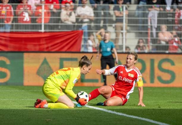 Fussball, Frauen, Saison 2024 2025, 2. Frauen-Bundesliga (5. Spieltag), 1. FC Union Berlin - FC Bayern München II, v. l. Torfrau Ena Mahmutovic (FC Bayern München II), Dina Orschmann (1. Frauen 1. FC Union), 29.09. 2024, Copyright: xMatthiasxKochx