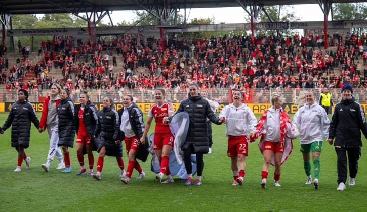 Fussball, Frauen, Saison 2024 2025, 2. Frauen-Bundesliga (5. Spieltag), 1. FC Union Berlin - FC Bayern München II, Union bei den Fans, Jubel nach dem Abpfiff, 29.09. 2024, Copyright: xMatthiasxKochx