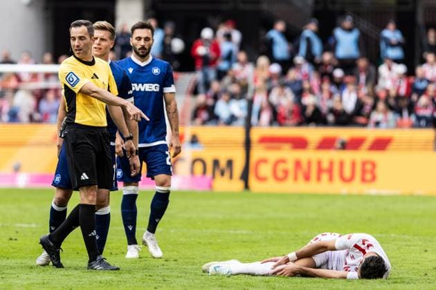 2. Fußball Bundesliga: 1.FC Köln - Karlsruher SC; 29.09.2024 Leart Pacarada (1.FC Köln, 17) liegt auf dem Rasen nach dem Faul, Benjamin Brand (Schiedsrichter, Schwebheim) 2. Fußball Bundesliga: 1.FC Köln - Karlsruher SC; Rhein-Energie-Stadion, Köln; 29.09.2024 DFL REGULATIONS PROHIBIT ANY USE OF PHOTOGRAPHS AS IMAGE SEQUENCES AND OR QUASI-VIDEO.