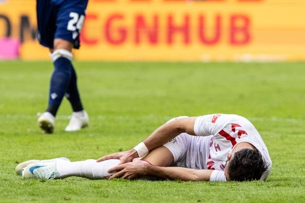 2. Fußball Bundesliga: 1.FC Köln - Karlsruher SC; 29.09.2024 Leart Pacarada (1.FC Köln, 17) liegt auf dem Rasen nach dem Faul. 2. Fußball Bundesliga: 1.FC Köln - Karlsruher SC; Rhein-Energie-Stadion, Köln; 29.09.2024 DFL REGULATIONS PROHIBIT ANY USE OF PHOTOGRAPHS AS IMAGE SEQUENCES AND OR QUASI-VIDEO.