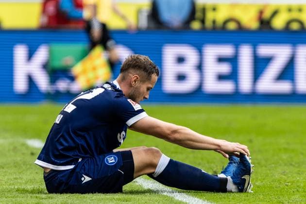 2. Fußball Bundesliga: 1.FC Köln - Karlsruher SC; 29.09.2024 Christoph Kobald (Karlsruher SC, 22) sitzt auf dem Rasen 2. Fußball Bundesliga: 1.FC Köln - Karlsruher SC; Rhein-Energie-Stadion, Köln; 29.09.2024 DFL REGULATIONS PROHIBIT ANY USE OF PHOTOGRAPHS AS IMAGE SEQUENCES AND OR QUASI-VIDEO.
