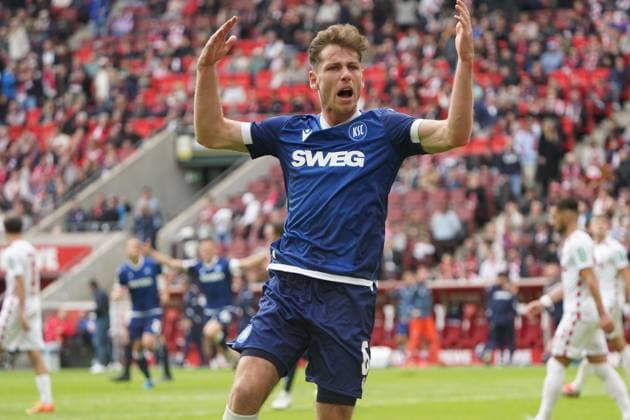 Fussball, 2.BL Saison 2024 2025, 1.FC Köln-Karlsruhe SC , Rheinenergie Köln Leon Jensen , Karlsruhe SC, jubelt Aktion, Einzelbild