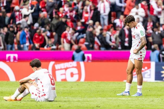 2. Fußball Bundesliga: 1.FC Köln - Karlsruher SC; 29.09.2024 Denis Huseinbasic (1.FC Köln, 8) sitzt auf dem Rasen nach dem Spiel, Julian Pauli (1.FC Köln, 24) steht daneben, enttäuscht. 2. Fußball Bundesliga: 1.FC Köln - Karlsruher SC; Rhein-Energie-Stadion, Köln; 29.09.2024 DFL REGULATIONS PROHIBIT ANY USE OF PHOTOGRAPHS AS IMAGE SEQUENCES AND OR QUASI-VIDEO.