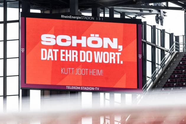 2. Fußball Bundesliga: 1.FC Köln - Karlsruher SC; 29.09.2024 Bildschirm nach dem Spiel, auf dem Bildschirm steht Schön dat ehr do wort, kurt joot heim auf Kölsch. 2. Fußball Bundesliga: 1.FC Köln - Karlsruher SC; Rhein-Energie-Stadion, Köln; 29.09.2024 DFL REGULATIONS PROHIBIT ANY USE OF PHOTOGRAPHS AS IMAGE SEQUENCES AND OR QUASI-VIDEO.