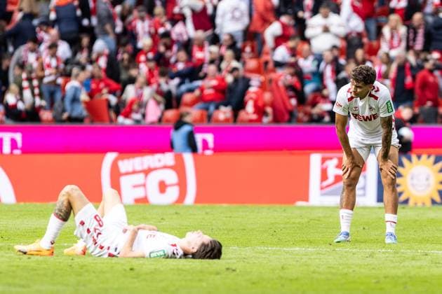 2. Fußball Bundesliga: 1.FC Köln - Karlsruher SC; 29.09.2024 Denis Huseinbasic (1.FC Köln, 8) liegt auf dem Rasen nach dem Spiel, Julian Pauli (1.FC Köln, 24) steht daneben, enttäuscht. 2. Fußball Bundesliga: 1.FC Köln - Karlsruher SC; Rhein-Energie-Stadion, Köln; 29.09.2024 DFL REGULATIONS PROHIBIT ANY USE OF PHOTOGRAPHS AS IMAGE SEQUENCES AND OR QUASI-VIDEO.