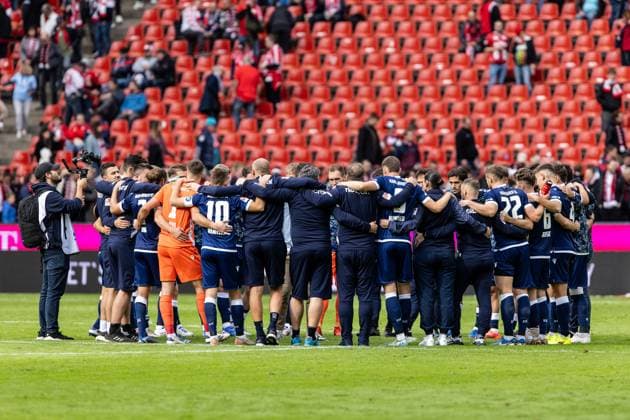 2. Fußball Bundesliga: 1.FC Köln - Karlsruher SC; 29.09.2024 Karlsruher SC im Teamkreis nach dem Spielende. 2. Fußball Bundesliga: 1.FC Köln - Karlsruher SC; Rhein-Energie-Stadion, Köln; 29.09.2024 DFL REGULATIONS PROHIBIT ANY USE OF PHOTOGRAPHS AS IMAGE SEQUENCES AND OR QUASI-VIDEO.