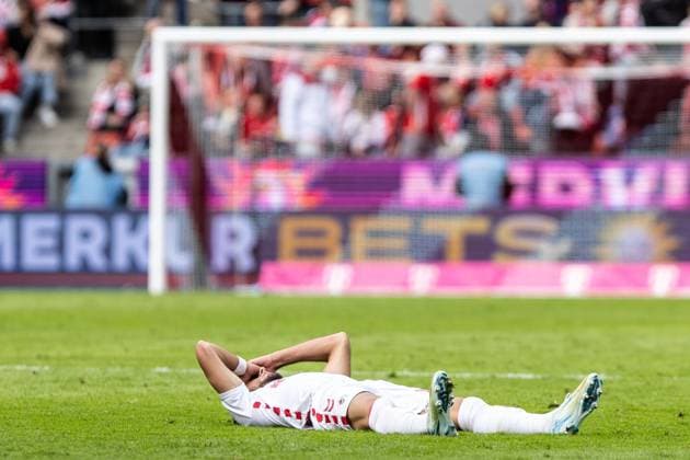 2. Fußball Bundesliga: 1.FC Köln - Karlsruher SC; 29.09.2024 Leart Pacarada (1.FC Köln, 17) liegt auf dem Rasen nach dem Spiel, enttäuscht. 2. Fußball Bundesliga: 1.FC Köln - Karlsruher SC; Rhein-Energie-Stadion, Köln; 29.09.2024 DFL REGULATIONS PROHIBIT ANY USE OF PHOTOGRAPHS AS IMAGE SEQUENCES AND OR QUASI-VIDEO.