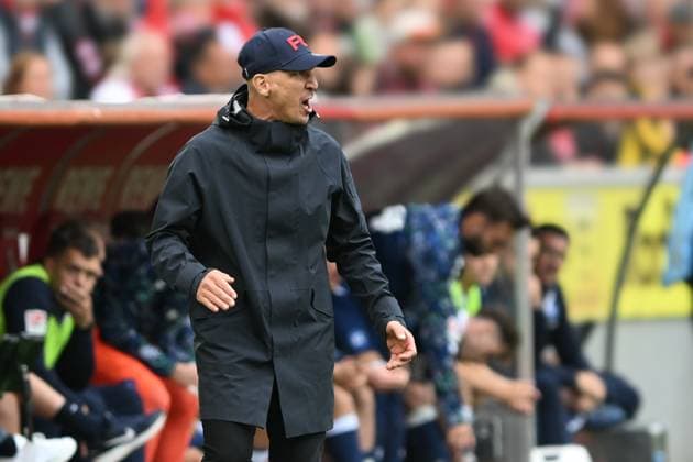 Trainer Head Coach Gerhard Struber (Koeln) unzufrieden enttäuscht enttaeuscht niedergeschlagen frustriert, 29.09.2024 Fussball 1. FC Koeln vs Karlsruher SC, Rheinenergiestadion, Koeln, DFB DFL REGULATIONS PROHIBIT ANY USE OF PHOTOGRAPHS AS IMAGE SEQUENCES AND OR QUASI-VIDEO NRW Germany