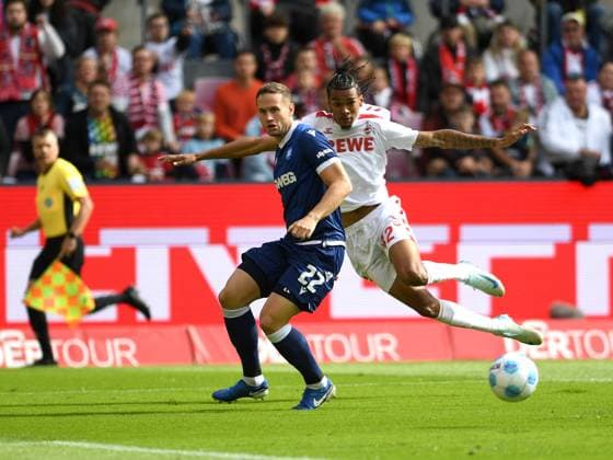 Christoph Kobald (Karlsruher SC) und Damion Downs (1. FC Koeln) im Zweikampf waehrend des Spiels der 2. Bundesliga zwischen 1. FC Köln und Karlsruher SC im RheinEnergieStadion am 29. September 2024 in Köln, Deutschland. (Foto von Ralf Treese DeFodi Images) +++ Christoph Kobald (Karlsruher SC) und Damion Downs (1. FC Koeln) battle for the ball during the 2. Bundesliga match between 1. FC Köln and Karlsruher SC at RheinEnergieStadion on September 29, 2024 in Cologne, Germany. (Photo by Ralf Treese DeFodi Images) DFB DFL REGULATIONS PROHIBIT ANY USE OF PHOTOGRAPHS AS IMAGE SEQUENCES AND OR QUASI-VIDEO. Defodi-521_KOEKSC20240929_083