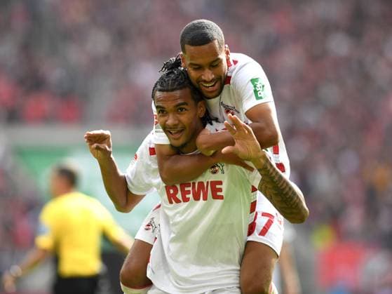 Damion Downs (1. FC Koeln) und Linton Maina (1. FC Koeln) Torjubel, jubelt mit seiner Mannschaft nach dem Treffer zum 3:0 waehrend des Spiels der 2. Bundesliga zwischen 1. FC Köln und Karlsruher SC im RheinEnergieStadion am 29. September 2024 in Köln, Deutschland. (Foto von Ralf Treese DeFodi Images) +++ Damion Downs (1. FC Koeln) und Linton Maina (1. FC Koeln) celebrates after scoring his team™s third goal during the 2. Bundesliga match between 1. FC Köln and Karlsruher SC at RheinEnergieStadion on September 29, 2024 in Cologne, Germany. (Photo by Ralf Treese DeFodi Images) DFB DFL REGULATIONS PROHIBIT ANY USE OF PHOTOGRAPHS AS IMAGE SEQUENCES AND OR QUASI-VIDEO. Defodi-521_KOEKSC20240929_089