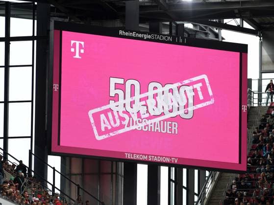 . Anzeigetafel zeigt 50.000 Zuschauer ausverkauft waehrend des Spiels der 2. Bundesliga zwischen 1. FC Köln und Karlsruher SC im RheinEnergieStadion am 29. September 2024 in Köln, Deutschland. (Foto von Ralf Treese DeFodi Images) +++ . Scoreboard show the official attendance during the 2. Bundesliga match between 1. FC Köln and Karlsruher SC at RheinEnergieStadion on September 29, 2024 in Cologne, Germany. (Photo by Ralf Treese DeFodi Images) DFB DFL REGULATIONS PROHIBIT ANY USE OF PHOTOGRAPHS AS IMAGE SEQUENCES AND OR QUASI-VIDEO. Defodi-521_KOEKSC20240929_102