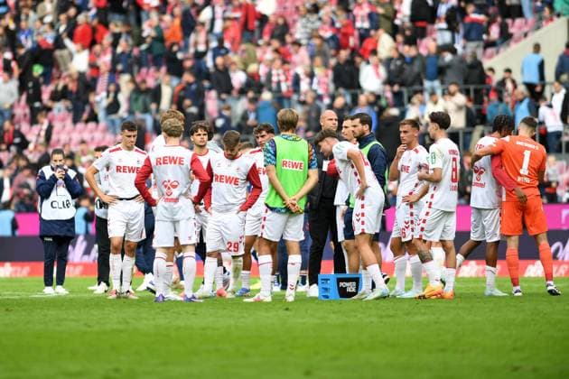 Spieler 1. FC KOELN enttaeuscht nach Spielende waehrend des Spiels der 2. Bundesliga zwischen 1. FC Köln und Karlsruher SC im RheinEnergieStadion am 29. September 2024 in Köln, Deutschland. (Foto von Ralf Treese DeFodi Images) +++ Spieler 1. FC KOELN look dejected during the 2. Bundesliga match between 1. FC Köln and Karlsruher SC at RheinEnergieStadion on September 29, 2024 in Cologne, Germany. (Photo by Ralf Treese DeFodi Images) DFB DFL REGULATIONS PROHIBIT ANY USE OF PHOTOGRAPHS AS IMAGE SEQUENCES AND OR QUASI-VIDEO. Defodi-521_KOEKSC20240929_111