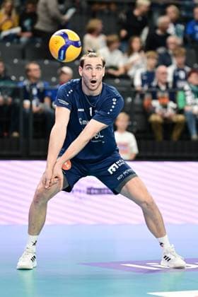 Volleyball I Herren I Saison 2024-2025 I Bundesliga I 2. Spieltag I SVG Lüneburg - TSV Haching München I 29.9.2024 Simon Torwie (1, SVG Lüneburg) Freisteller Neuzugang, Ballannahme Lüneburg LKH Arena Niedersachsen Deutschland Copyright: xLobeca AndreasxHannigx