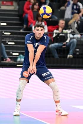 Volleyball I Herren I Saison 2024-2025 I Bundesliga I 2. Spieltag I SVG Lüneburg - TSV Haching München I 29.9.2024 Lorenz Karlitzek (10, SVG Lüneburg), Freisteller Neuzugang, Ballannahme Lüneburg LKH Arena Niedersachsen Deutschland Copyright: xLobeca AndreasxHannigx