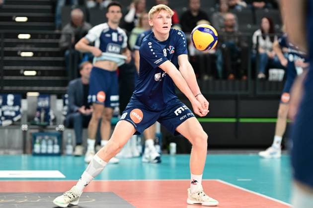 Volleyball I Herren I Saison 2024-2025 I Bundesliga I 2. Spieltag I SVG Lüneburg - TSV Haching München I 29.9.2024 Axel Larsen (18, SVG Lüneburg) Freisteller Neuzugang, Ballannahme Lüneburg LKH Arena Niedersachsen Deutschland Copyright: xLobeca AndreasxHannigx