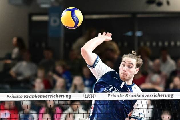 Volleyball I Herren I Saison 2024-2025 I Bundesliga I 2. Spieltag I SVG Lüneburg - TSV Haching München I 29.9.2024 Simon Torwie (1, SVG Lüneburg), warm up Freisteller Neuzugang Lüneburg LKH Arena Niedersachsen Deutschland Copyright: xLobeca AndreasxHannigx