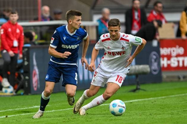 v. li. im Zweikampf David Herold (Karlsruhe 20) Rasmus Carstensen (Koeln 18) 29.09.2024 Fussball 1. FC Koeln vs Karlsruher SC, Rheinenergiestadion, Koeln, DFB DFL REGULATIONS PROHIBIT ANY USE OF PHOTOGRAPHS AS IMAGE SEQUENCES AND OR QUASI-VIDEO NRW Germany