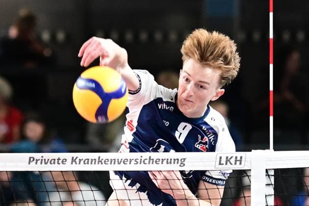 Volleyball I Herren I Saison 2024-2025 I Bundesliga I 2. Spieltag I SVG Lüneburg - TSV Haching München I 29.9.2024 Oskar Espeland (9, SVG Lüneburg) Freisteller Neuzugang, warmup Angriffsschlag Lüneburg LKH Arena Niedersachsen Deutschland Copyright: xLobeca AndreasxHannigx